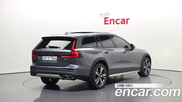 VOLVO V60 CROSS COUNTRY 2021 — 52 047 км, серый, Корея — под ключ — фото 2