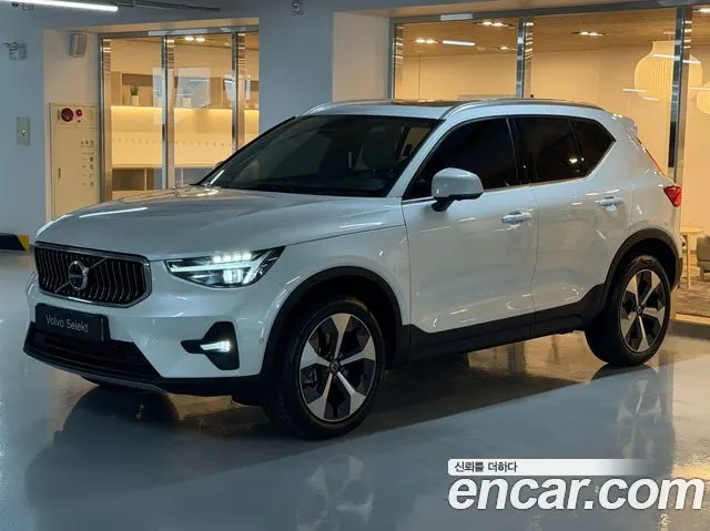VOLVO XC40 2025
