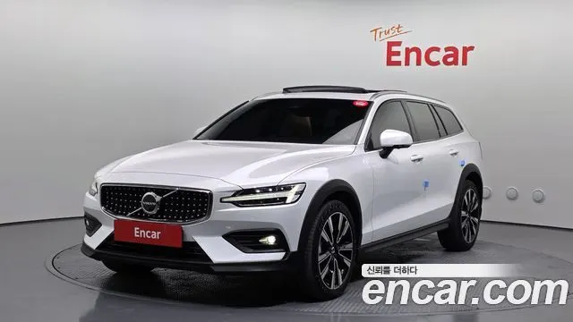 VOLVO V60 CROSS COUNTRY 2023 — 18 237 км, белый, Корея — под ключ — фото 1