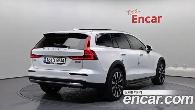 VOLVO V60 CROSS COUNTRY 2023 — 18 237 км, белый, Корея — под ключ — фото 2