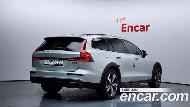VOLVO V60 CROSS COUNTRY 2020 — 66 552 км, белый-перламутр, Корея — под ключ — фото 2