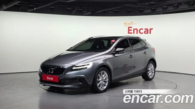 VOLVO V40 CROSS COUNTRY 2018 — 203 094 км, серый, Корея — под ключ — фото 1