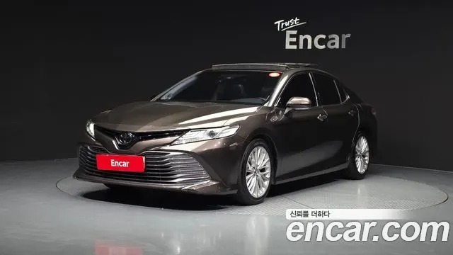 TOYOTA CAMRY 2019 — 76 339 км, светло-золотистый, Корея — под ключ — фото 1