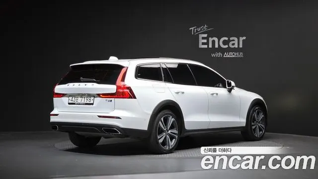 VOLVO V60 CROSS COUNTRY 2020 — 124 590 км, белый, Корея — под ключ — фото 2