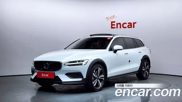 VOLVO V60 CROSS COUNTRY 2020 — 88 240 км, белый, Корея — под ключ — фото 1