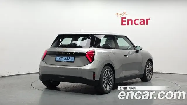 MINI COOPER ELECTRIC 2024 — 23 км, серебристый, Корея — под ключ — фото 2