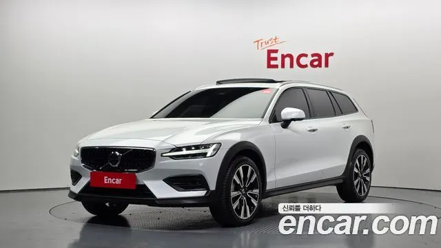 VOLVO V60 CROSS COUNTRY 2023 — 17 986 км, белый, Корея — под ключ — фото 1