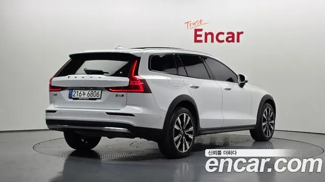 VOLVO V60 CROSS COUNTRY 2023 — 17 986 км, белый, Корея — под ключ — фото 2