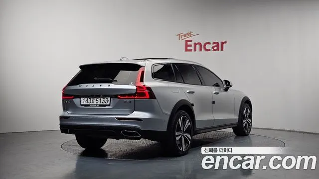 VOLVO V60 CROSS COUNTRY 2021 — 55 614 км, серебристый, Корея — под ключ — фото 2