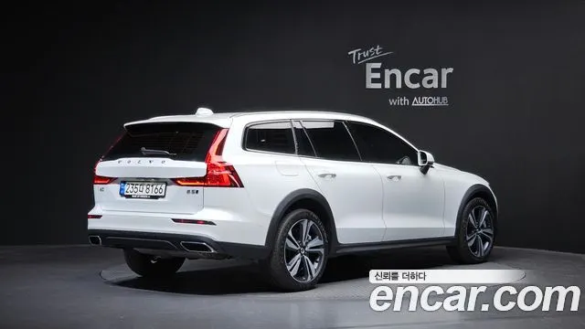 VOLVO V60 CROSS COUNTRY 2021 — 33 545 км, белый, Корея — под ключ — фото 2
