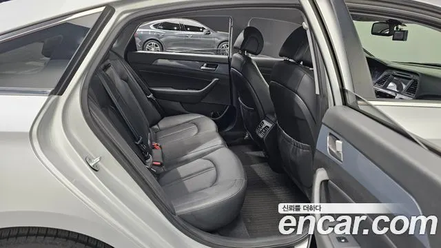 HYUNDAI SONATA HYBRID 2016 — 136 140 км, серебристый, Корея — под ключ — фото 11
