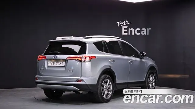 TOYOTA RAV4 2018 — 102 472 км, серебристый, Корея — под ключ — фото 2