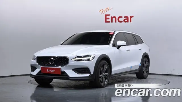VOLVO V60 CROSS COUNTRY 2019 — 189 630 км, белый, Корея — под ключ — фото 1