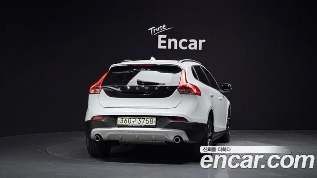 VOLVO V40 CROSS COUNTRY 2019 — 58 342 км, белый, Корея — под ключ — фото 4