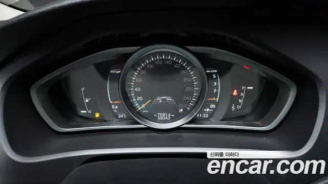 VOLVO V40 CROSS COUNTRY 2019 — 58 342 км, белый, Корея — под ключ — фото 8