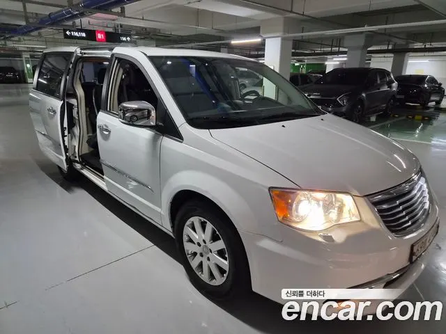 CHRYSLER GRAND VOYAGER 2014 — 120 000 км, белый, Корея — под ключ — фото 9