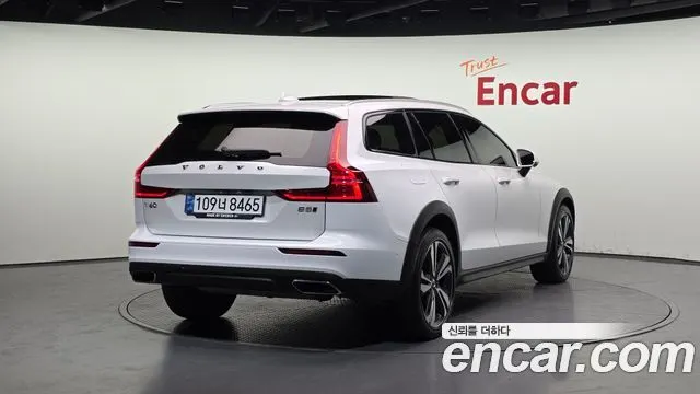 VOLVO V60 CROSS COUNTRY 2021 — 46 498 км, белый, Корея — под ключ — фото 2