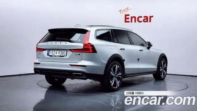VOLVO V60 CROSS COUNTRY 2021 — 25 290 км, белый, Корея — под ключ — фото 2