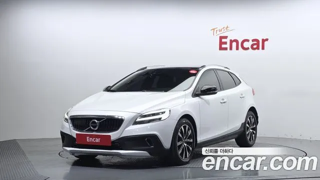 VOLVO V40 CROSS COUNTRY 2019 — 211 949 км, белый, Корея — под ключ — фото 1