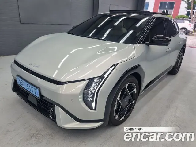 KIA EV4 2026 — 12 500 км, серебристо-серый, Корея — под ключ — фото 1