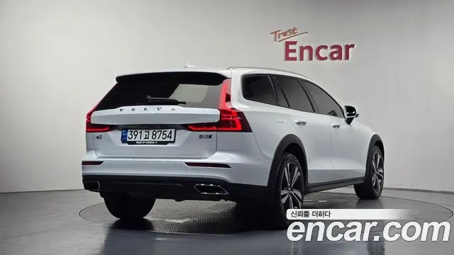 VOLVO V60 CROSS COUNTRY 2021 — 6 989 км, белый, Корея — под ключ — фото 2