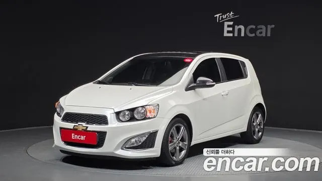 CHEVROLET AVEO HATCHBACK 2015 — 106 804 км, белый, Корея — под ключ — фото 1