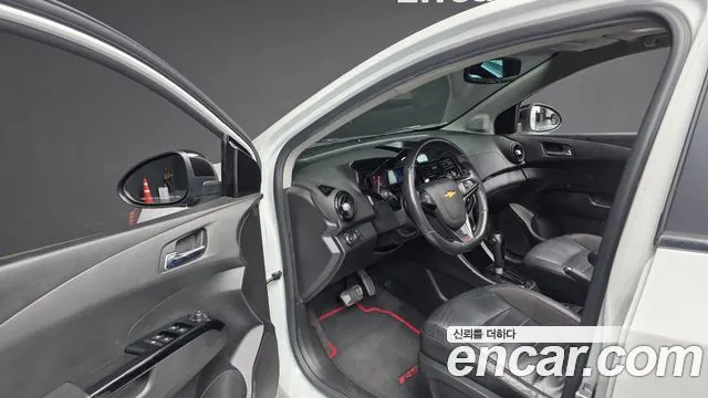 CHEVROLET AVEO HATCHBACK 2015 — 106 804 км, белый, Корея — под ключ — фото 10