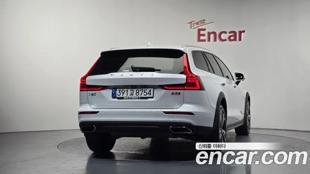 VOLVO V60 CROSS COUNTRY 2021 — 6 989 км, белый, Корея — под ключ — фото 4