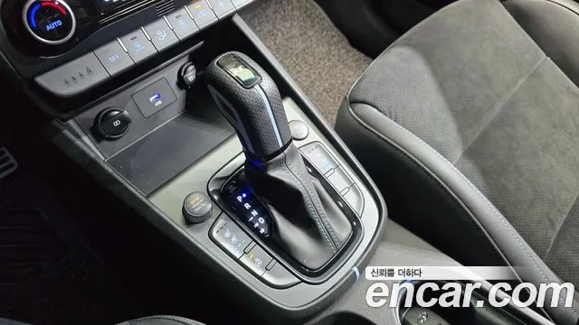 HYUNDAI KONA 2023 — 25 560 км, светло-серебристый, Корея — под ключ — фото 9