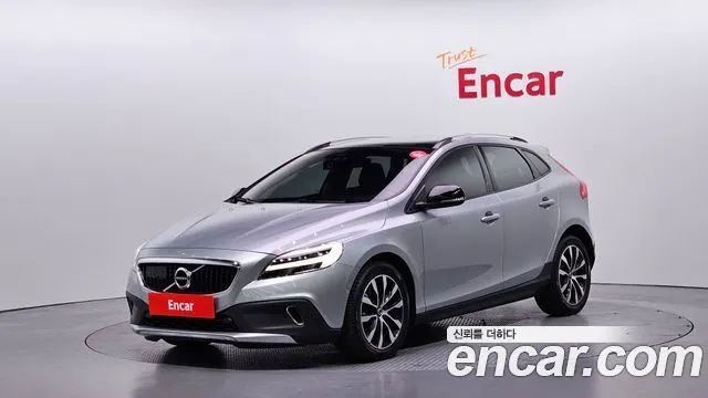 VOLVO V40 CROSS COUNTRY 2019 — 58 667 км, серебристый, Корея — под ключ — фото 1