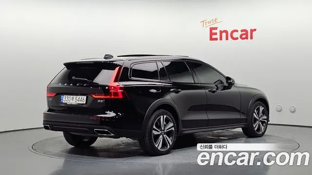 VOLVO V60 CROSS COUNTRY 2021 — 13 343 км, чёрный, Корея — под ключ — фото 2