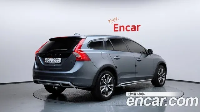 VOLVO V60 CROSS COUNTRY 2018 — 98 333 км, серый, Корея — под ключ — фото 2