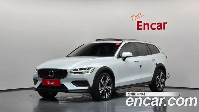VOLVO V60 CROSS COUNTRY 2021 — 73 070 км, белый, Корея — под ключ — фото 1