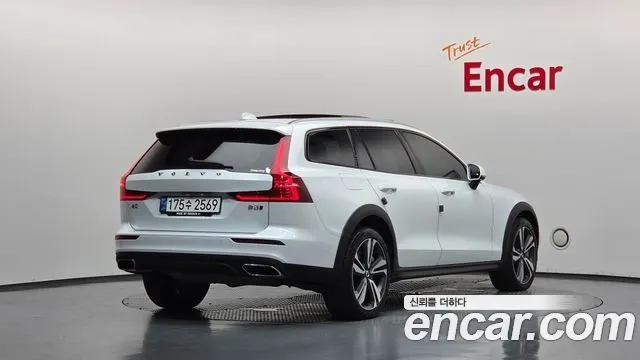 VOLVO V60 CROSS COUNTRY 2021 — 73 070 км, белый, Корея — под ключ — фото 2