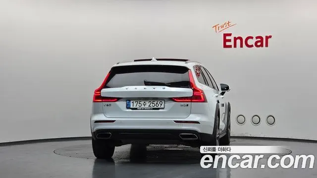 VOLVO V60 CROSS COUNTRY 2021 — 73 070 км, белый, Корея — под ключ — фото 4