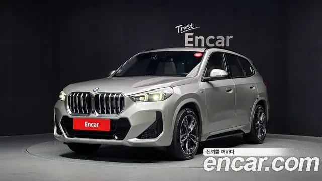 BMW X1 2025 — 5 056 км, серебристо-серый, Корея — под ключ — фото 1
