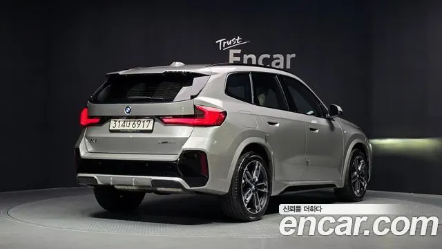 BMW X1 2025 — 5 056 км, серебристо-серый, Корея — под ключ — фото 2
