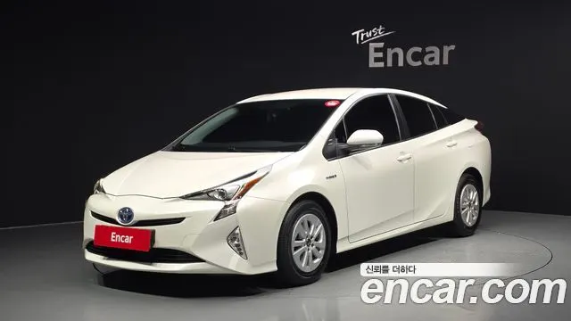 TOYOTA PRIUS 2018 — 140 796 км, белый, Корея — под ключ — фото 1