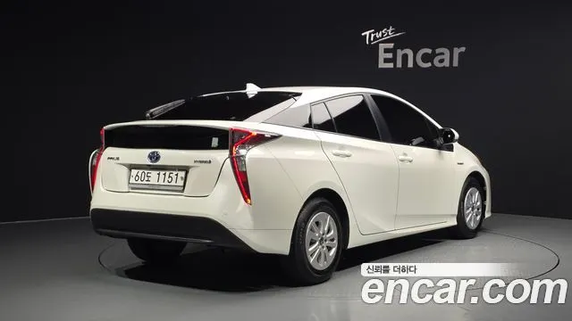 TOYOTA PRIUS 2018 — 140 796 км, белый, Корея — под ключ — фото 2