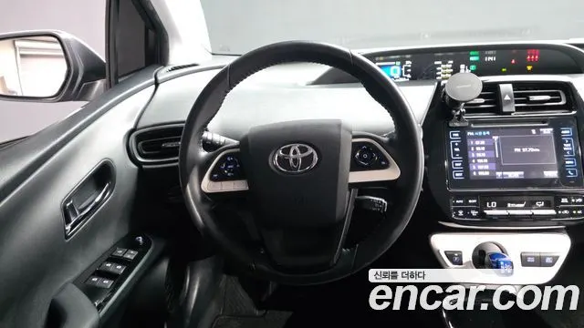 TOYOTA PRIUS 2018 — 140 796 км, белый, Корея — под ключ — фото 12