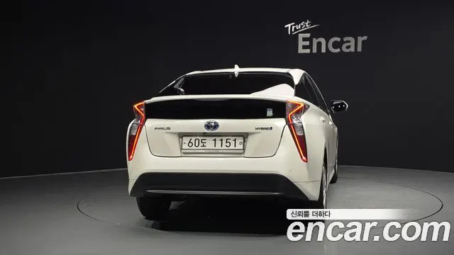TOYOTA PRIUS 2018 — 140 796 км, белый, Корея — под ключ — фото 4