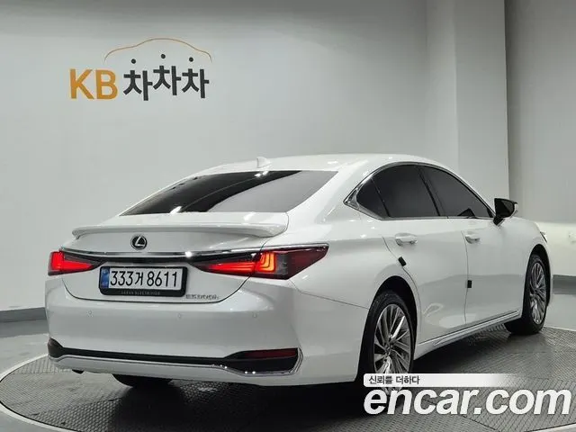 LEXUS ES300H 2026 — 1 623 км, белый, Корея — под ключ — фото 3