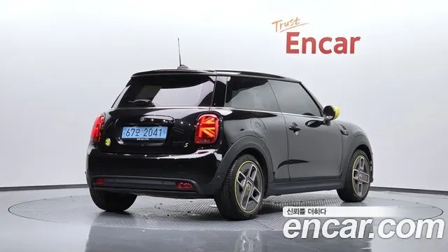 MINI COOPER ELECTRIC 2023 — 21 505 км, чёрный, Корея — под ключ — фото 1