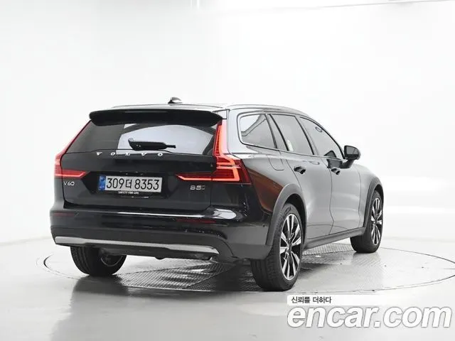 VOLVO V60 CROSS COUNTRY 2025 — 1 506 км, чёрный, Корея — под ключ — фото 2