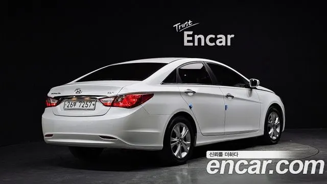 HYUNDAI SONATA 2010 — 103 744 км, белый, Корея — под ключ — фото 1