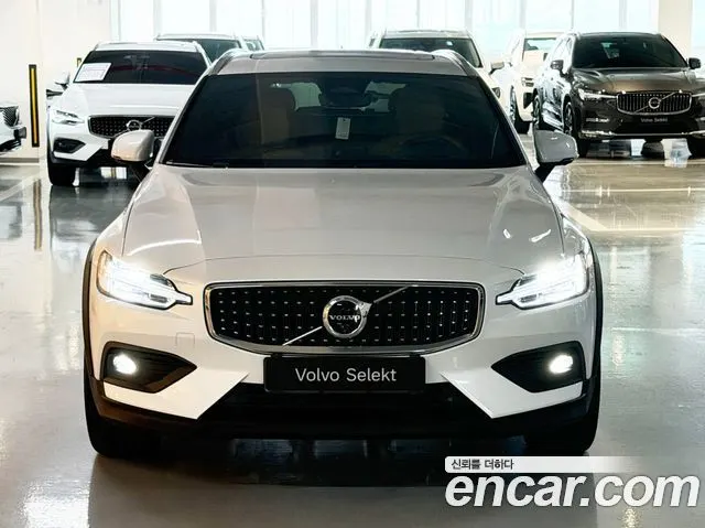 VOLVO V60 CROSS COUNTRY 2025 — 5 288 км, белый, Корея — под ключ — фото 3