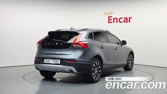 VOLVO V40 CROSS COUNTRY 2019 — 85 307 км, серый, Корея — под ключ — фото 2