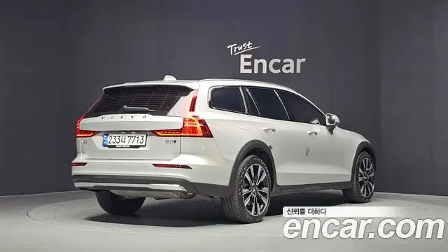 VOLVO V60 CROSS COUNTRY 2024 — 34 994 км, серебристый, Корея — под ключ — фото 2