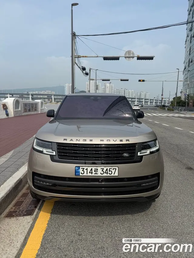 LAND ROVER RANGE ROVER (5 ПОК.) 2023 — 75 000 км, светло-золотистый, Корея — под ключ — фото 1