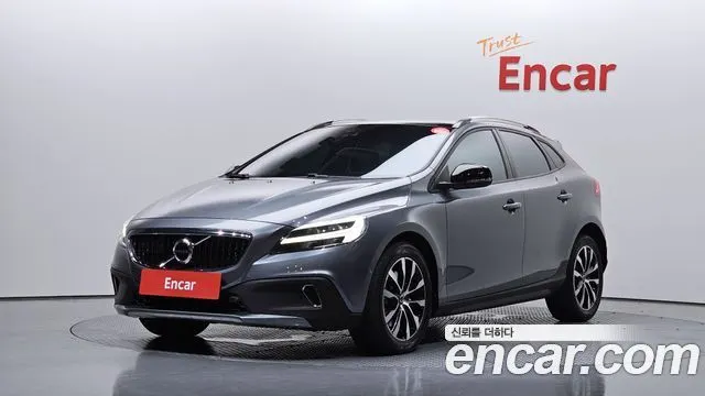 VOLVO V40 CROSS COUNTRY 2019 — 91 200 км, серый, Корея — под ключ — фото 1
